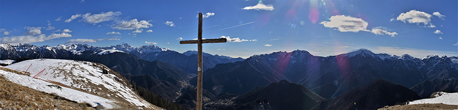 Dal crocione in legno dei Piani d'Avaro bellissimo il panorama sull'alta Valle Brembana